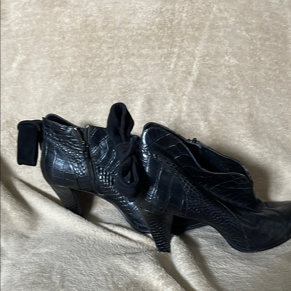 Black Heeled Boots with Sleek Design